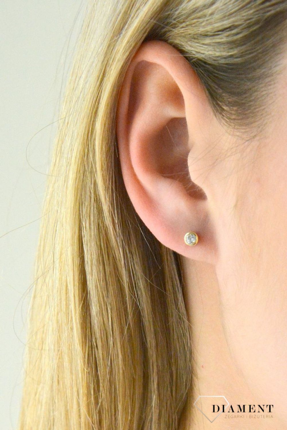 Złote kolczyki z białą cyrkonią KL 1358B. Złote kolczyki z cyrkonią. Złote kolczyki minimalistyczne. Złote kolczyki delikatne. Malutkie kolczyki z cyrko.jpg